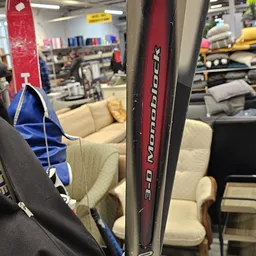 Close-up van een rode fiets of sportuitrusting met 'Bad Moodrock' tekst op het frame