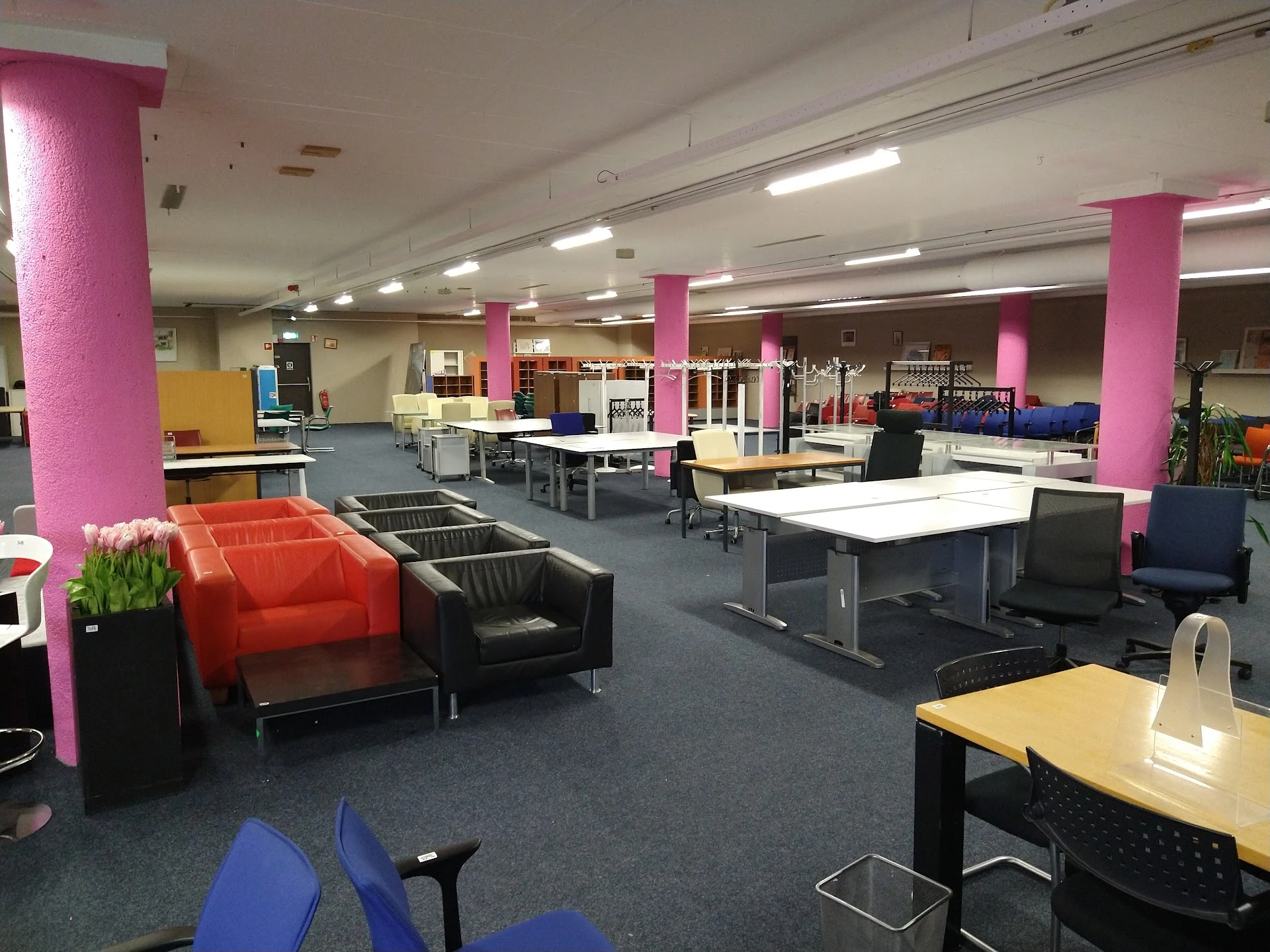 Kringloopwinkel Noppes Beverwijk in Beverwijk met tweedehands boeken, elektrische fietsen en elektronica