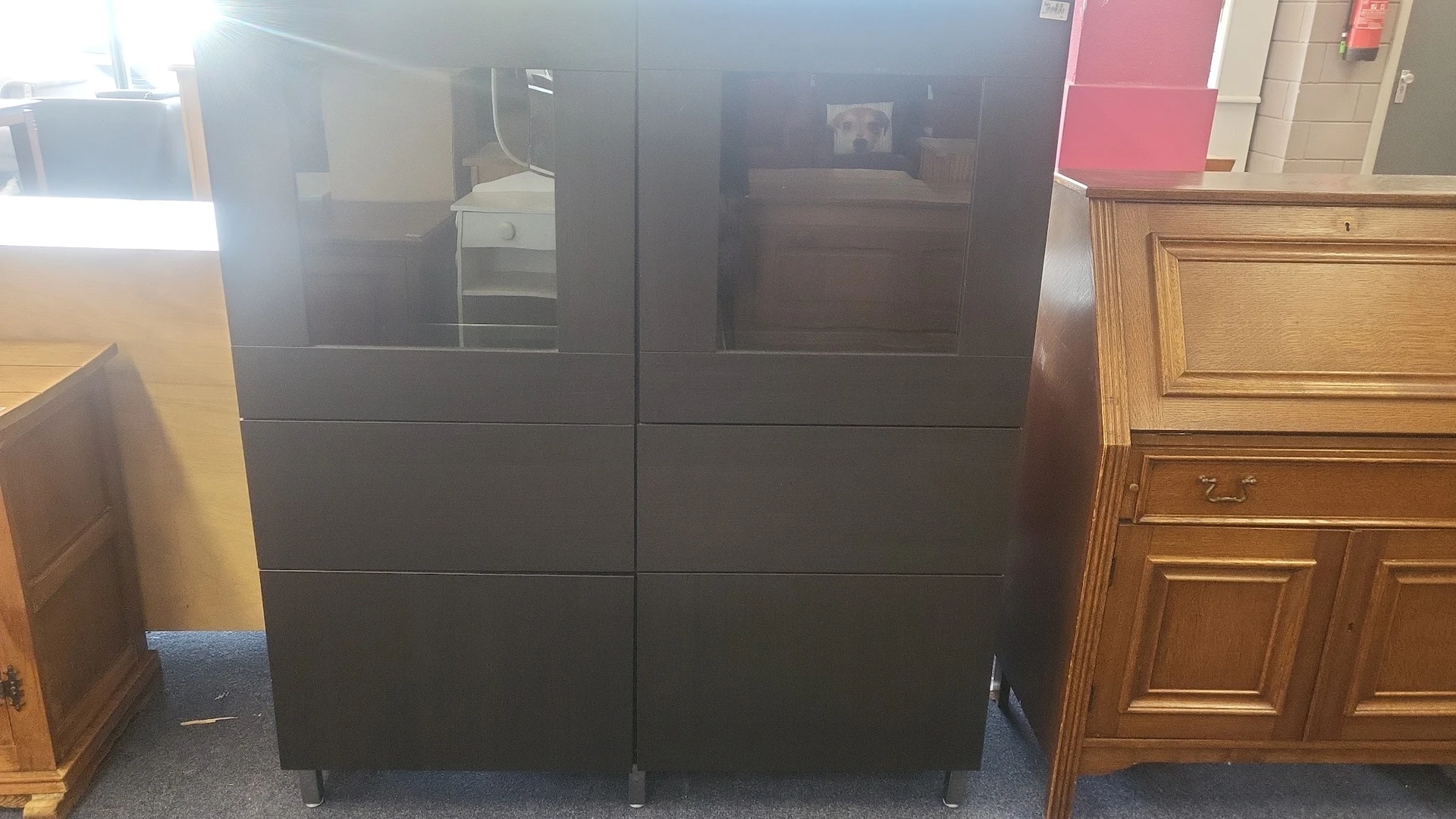 Zwarte moderne kastenwand met glazen deuren en laden