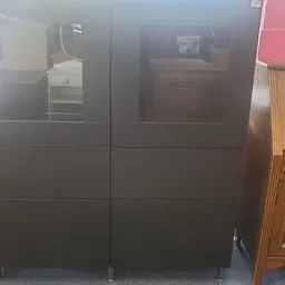 Zwarte moderne kastenwand met glazen deuren en laden