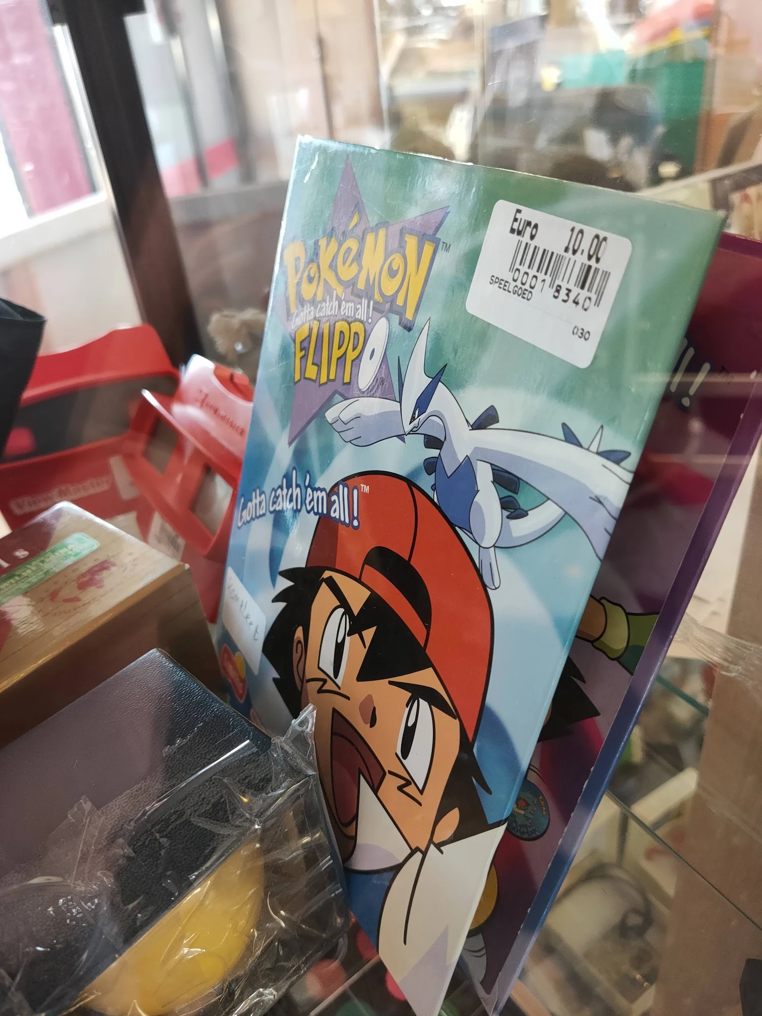 Pokémon Flipz speelkaarten verpakking met Ash en Pikachu, prijskaartje zichtbaar