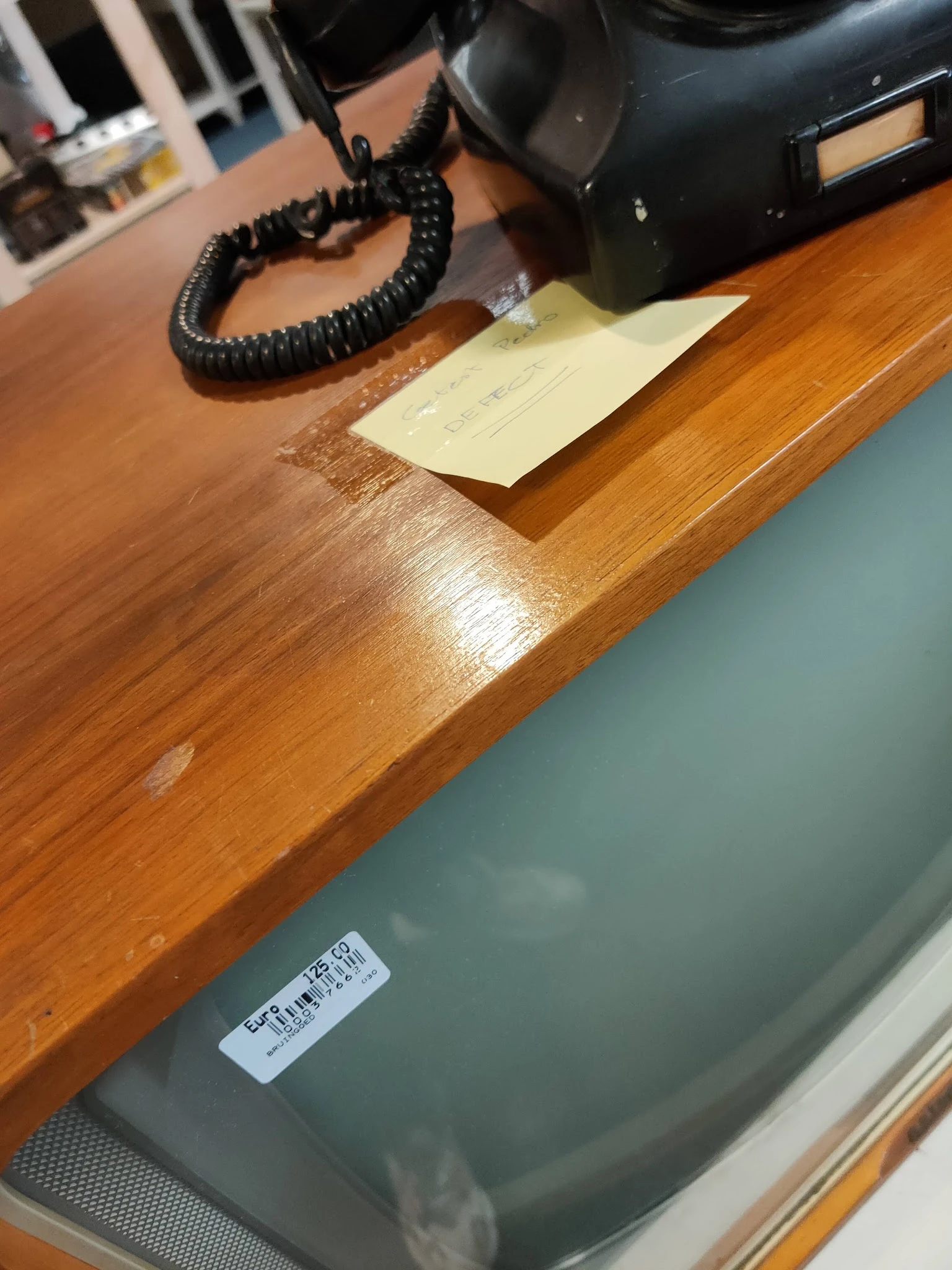 Houten werkblad met telefoon, papier en andere kantoorobjecten