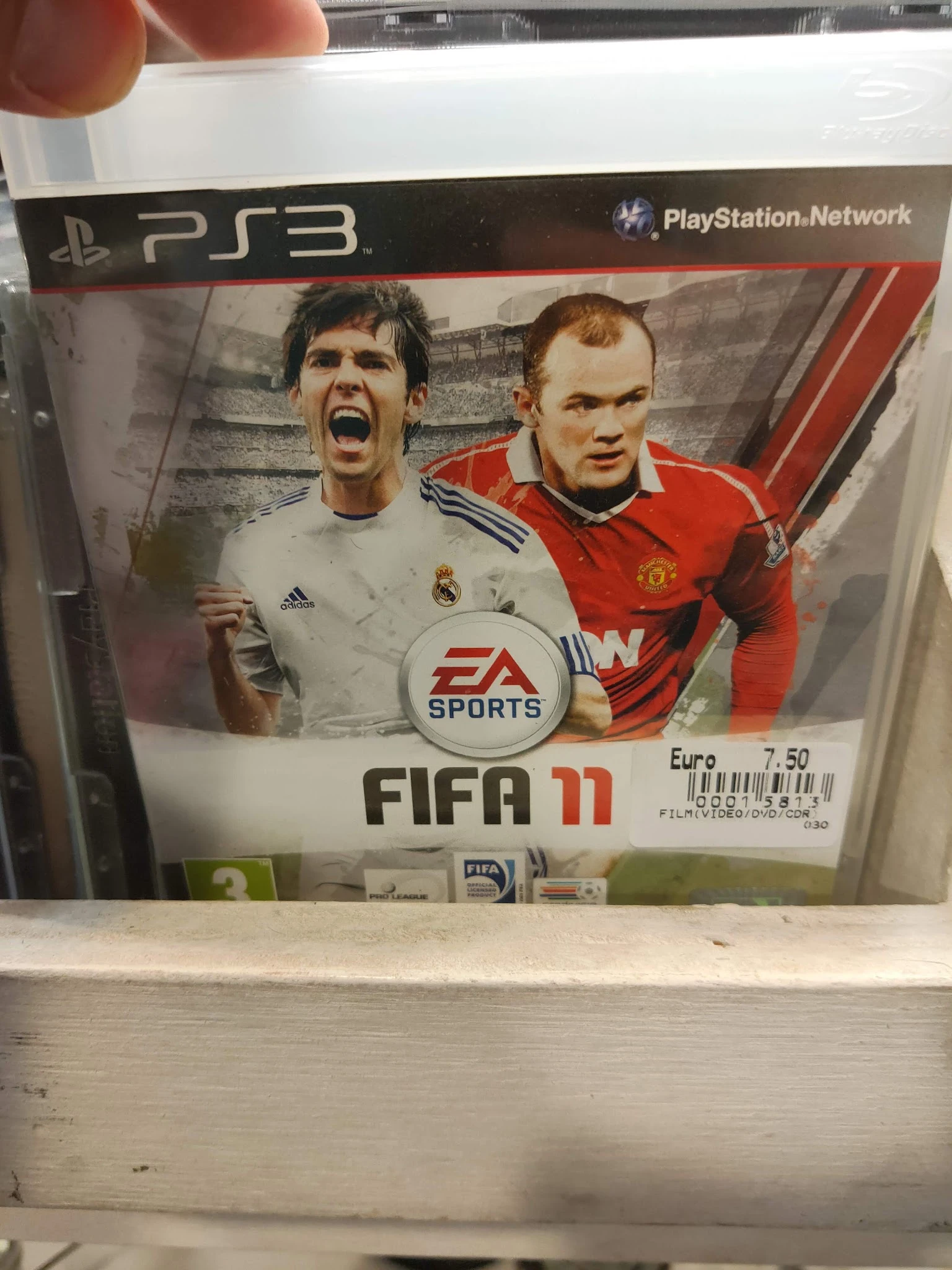 FIFA 11 videogame voor console met twee voetballers op de hoes