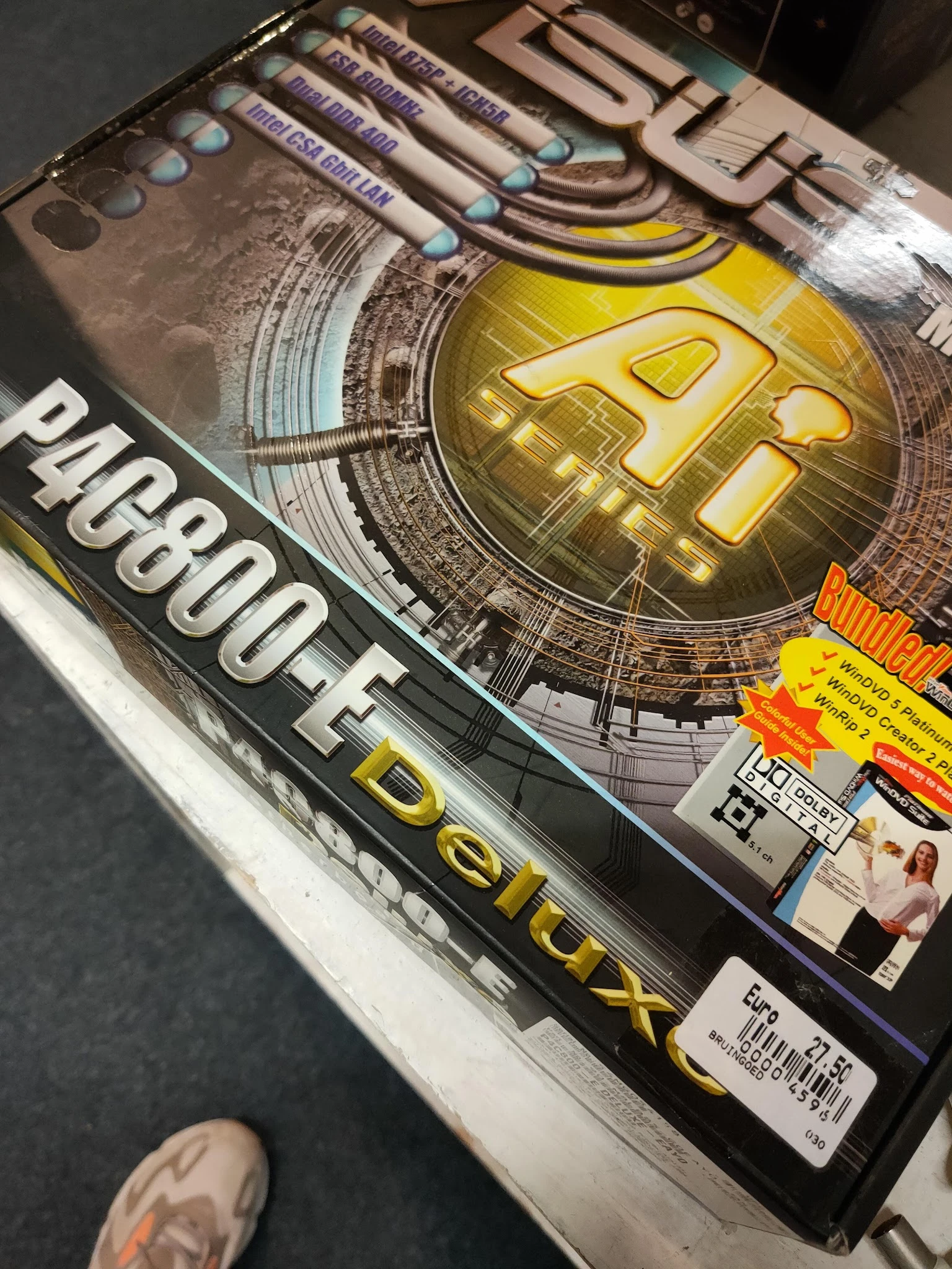 Close-up van een gouden Bitcoin-munt met circuitpatroon en oranje labels