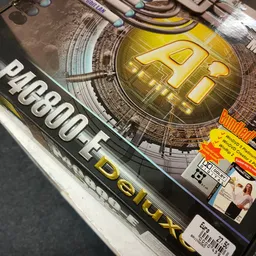 Close-up van een gouden Bitcoin-munt met circuitpatroon en oranje labels