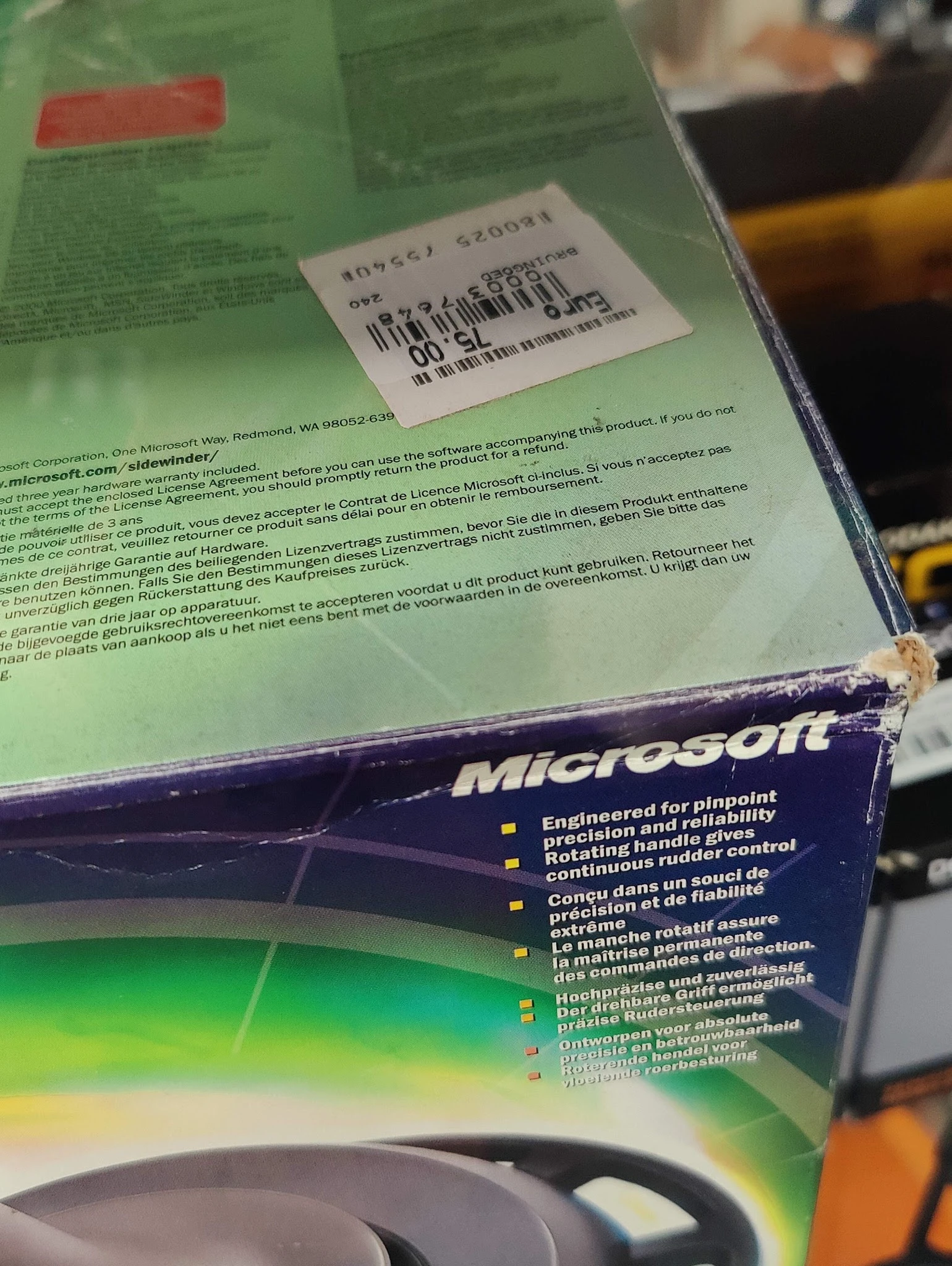 Close-up van een Microsoft-muis in originele verpakking met gebruiksaanwijzing