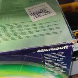 Close-up van een Microsoft-muis in originele verpakking met gebruiksaanwijzing