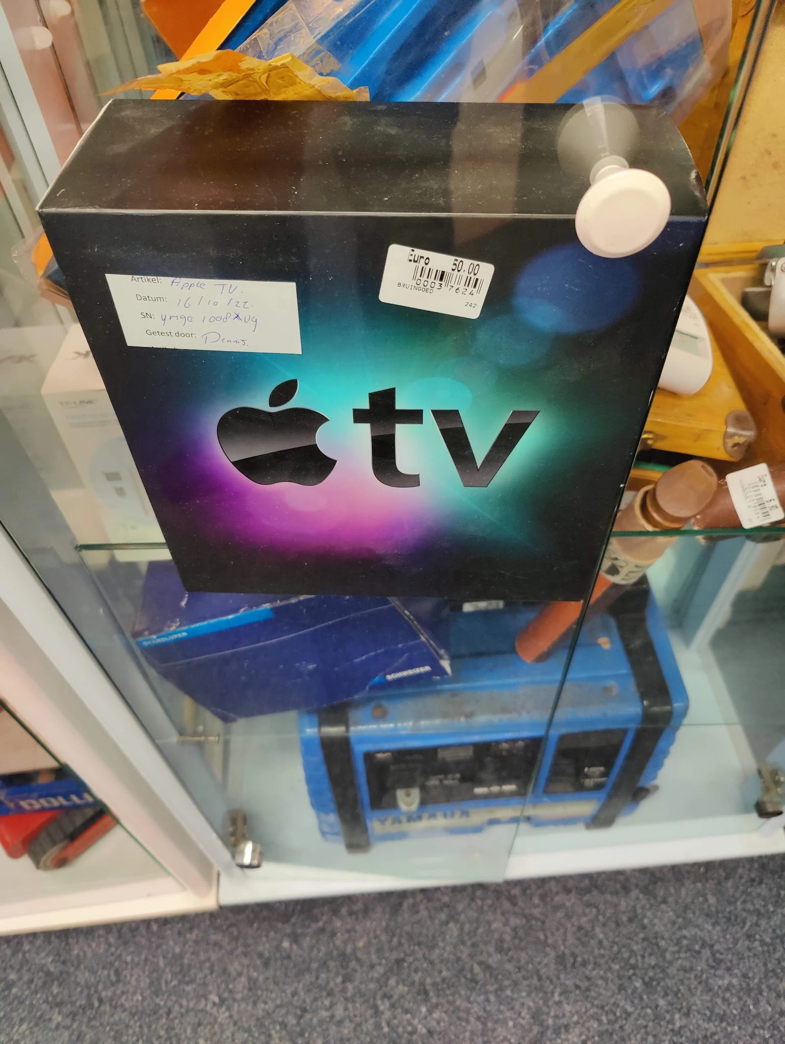 Apple TV-verpakking met logo op display in kringloopwinkel