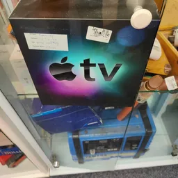 Apple TV-verpakking met logo op display in kringloopwinkel