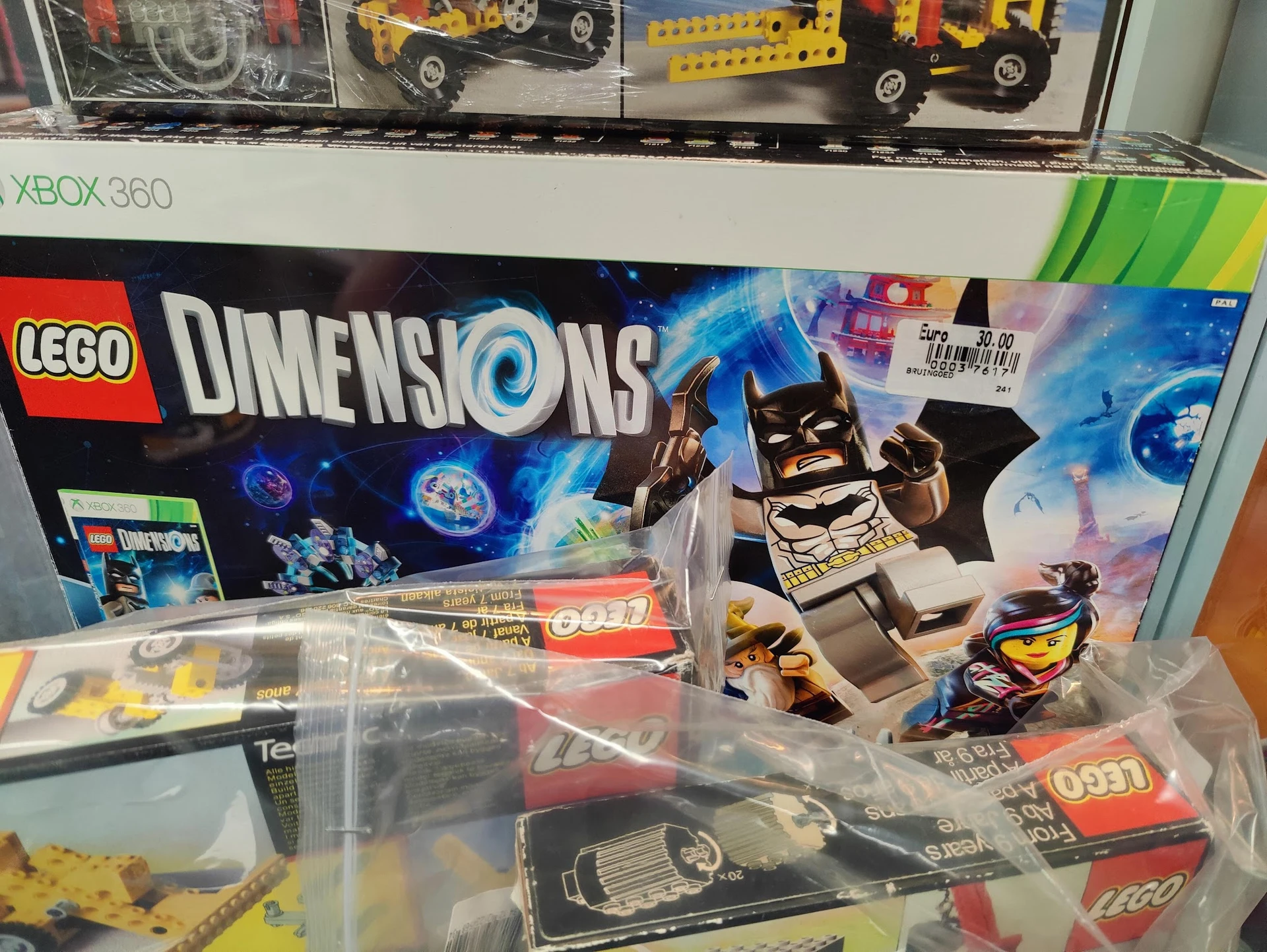 Vitrinekast met LEGO Dimensions speelset en accessoires uitgestald