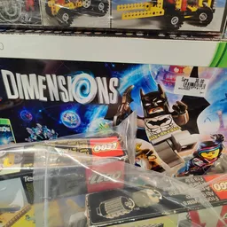 Vitrinekast met LEGO Dimensions speelset en accessoires uitgestald