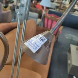 Prijssticker op een glaswerk met handgeschreven aantekeningen