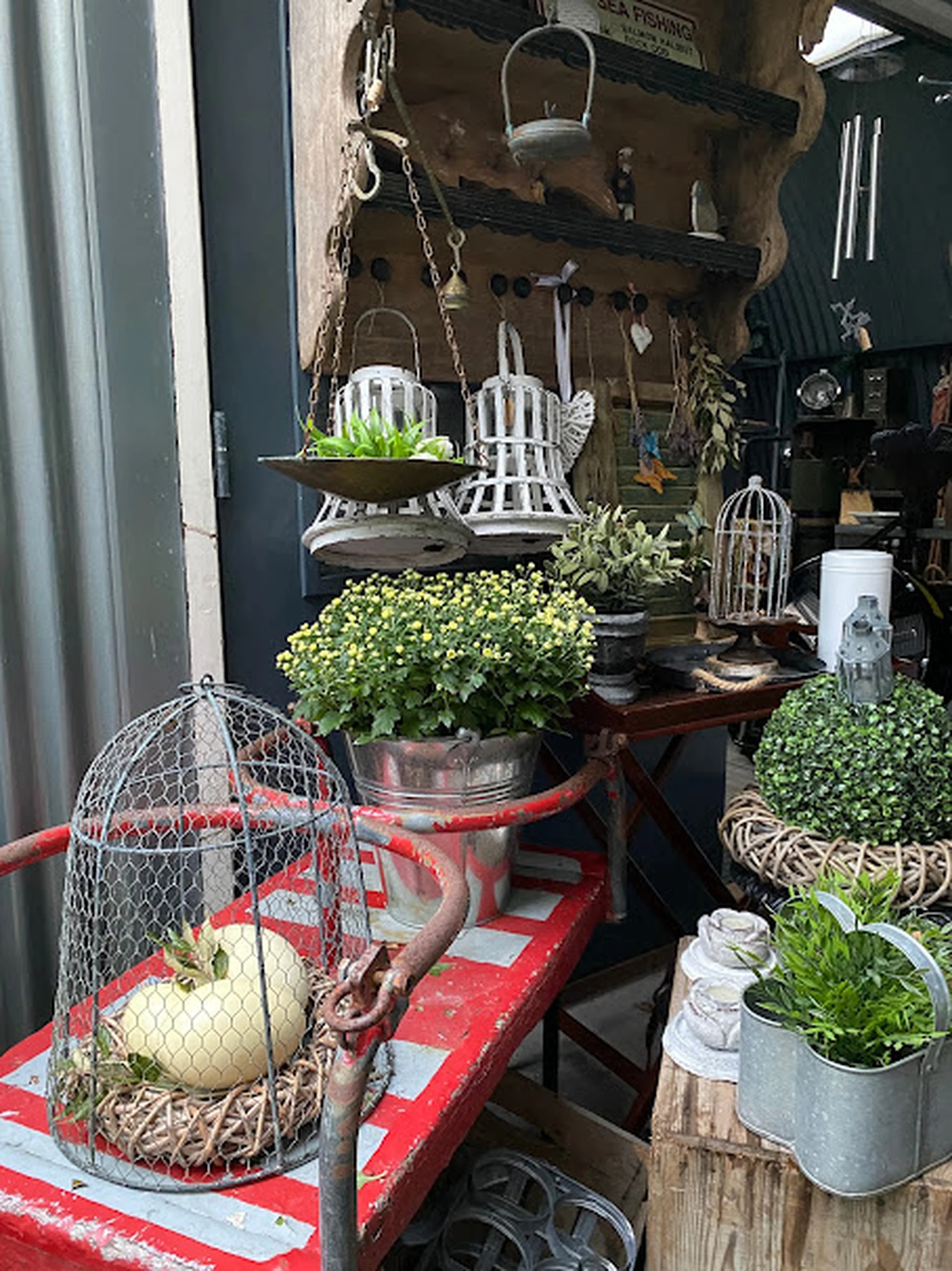 Kringloopwinkel Nummer7andermaal in Brielle met tweedehands huis- en inrichting, tuinspullen en vintage items