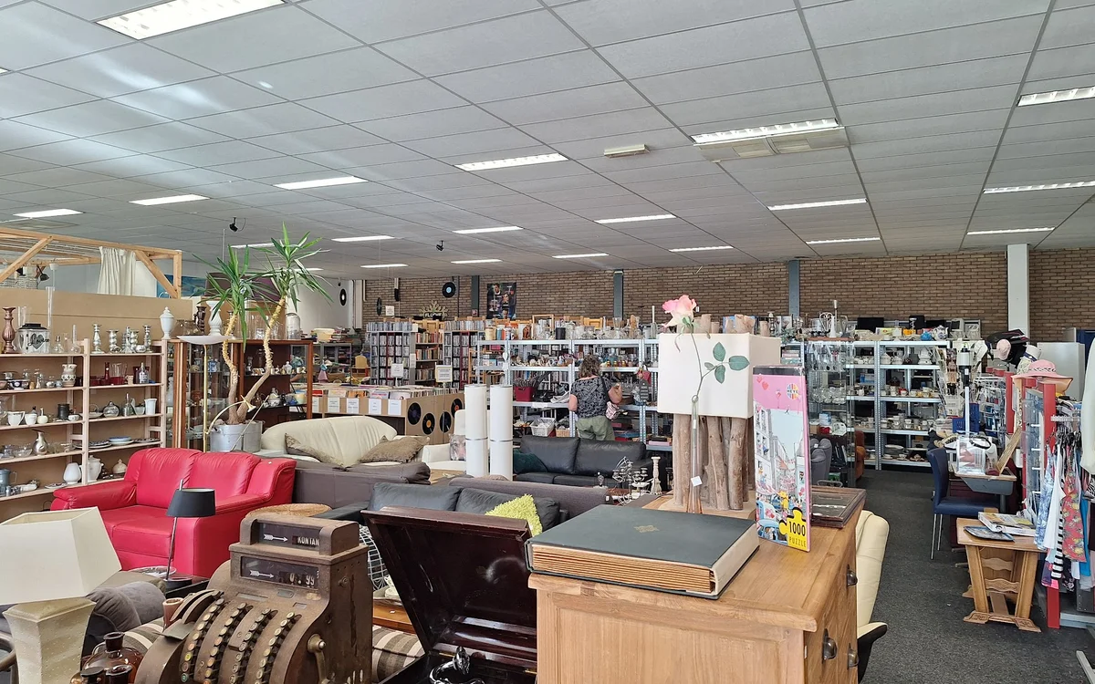 Kringloopwinkel Nuver in Leek met tweedehands boeken, elektronica en kleding