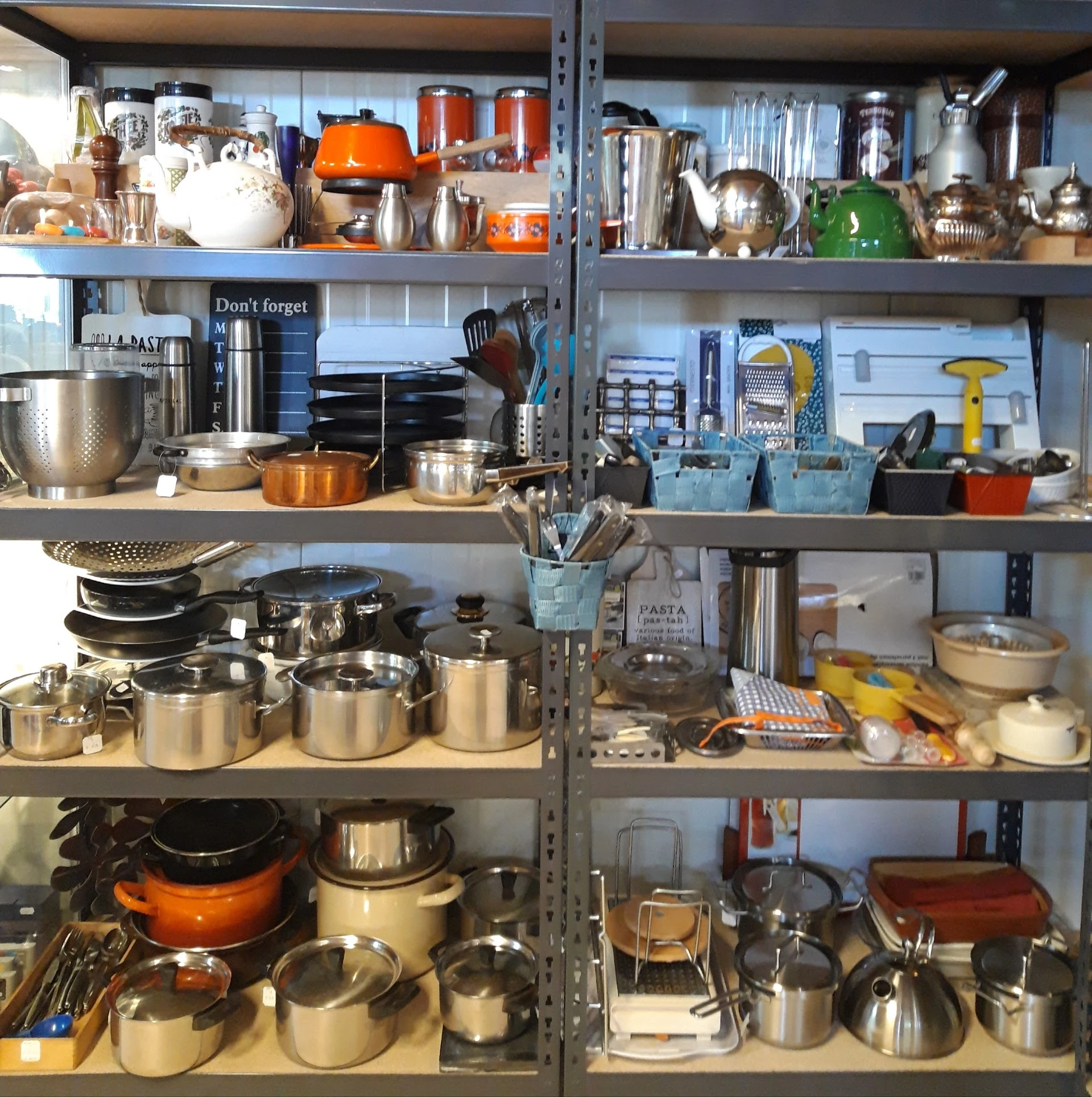 Okame de kleine kringloop in Lelystad met tweedehands bedden, boeken en huishoudelijke apparaten