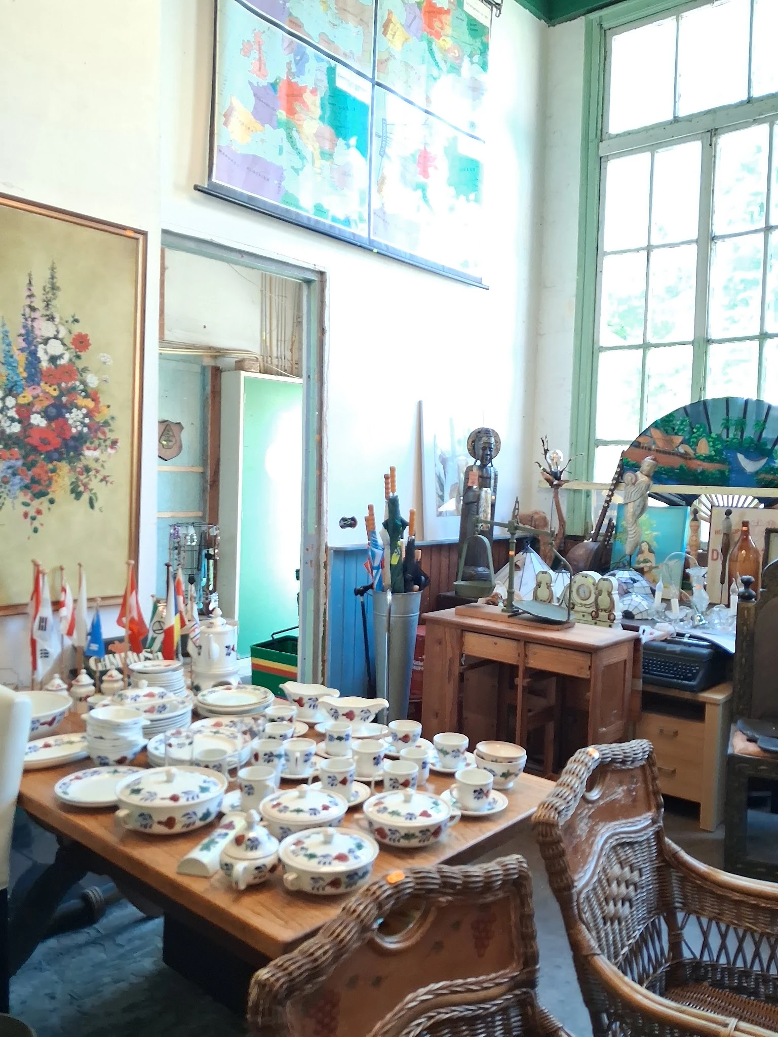 Tafel vol met borden en servies in verschillende stijlen en kleuren