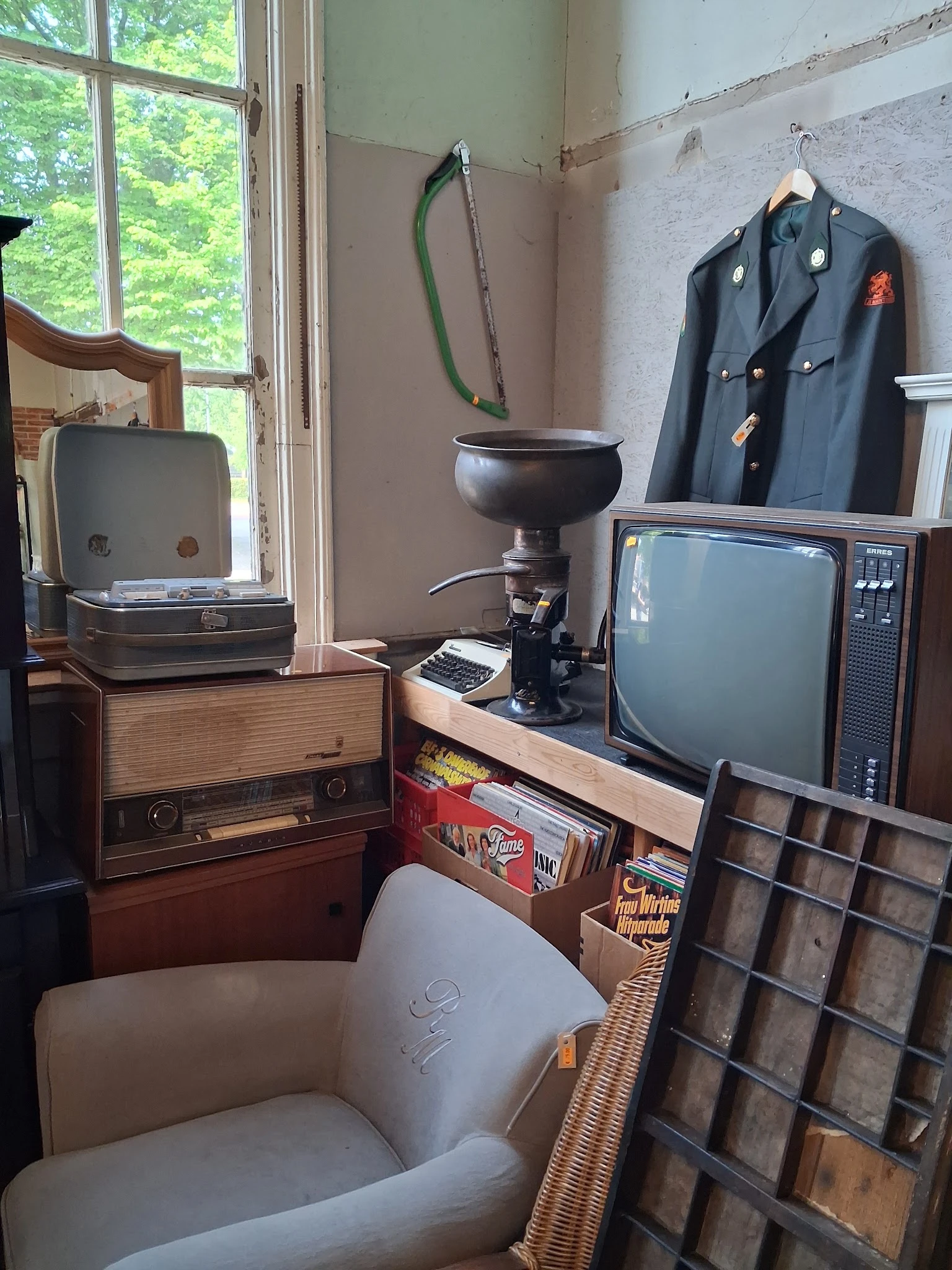Vintage electronica en huishoudapparatuur: platenspeler, TV, radio en klassieke spullen in kringloopwinkel