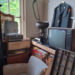 Vintage electronica en huishoudapparatuur: platenspeler, TV, radio en klassieke spullen in kringloopwinkel