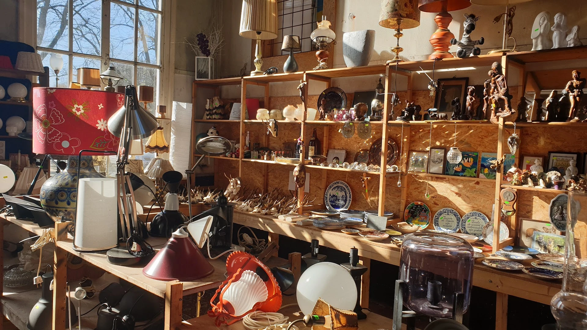 Kringloopwinkel Oldscool in Bellingwolde met tweedehands boeken, gereedschappen en huis- en inrichting