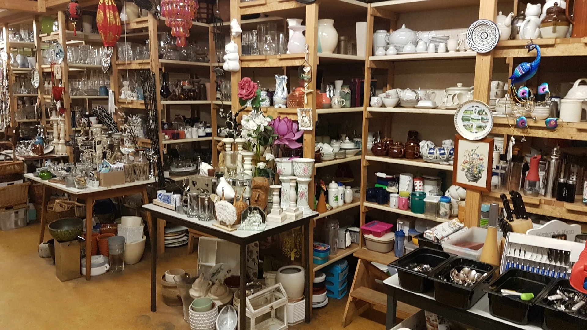 Kringloopwinkel Ons Tweedehands Winkeltje in Brielle met tweedehands boeken, kleding en meubels