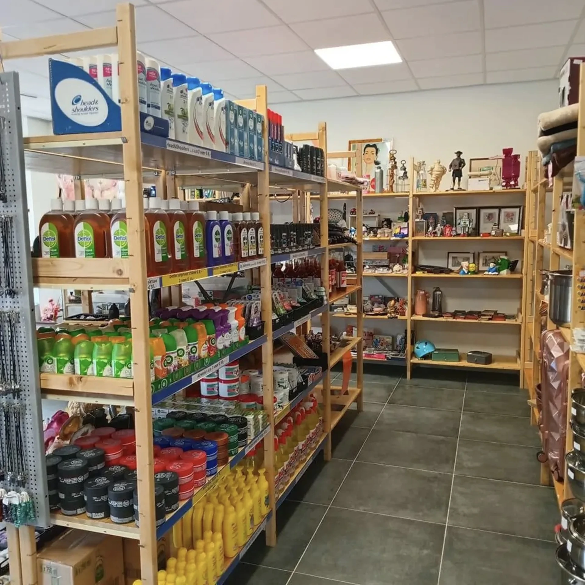 Kringloopwinkel Onze Kraam in Eindhoven met tweedehands boeken, huis- en inrichting en huishoudelijke apparaten