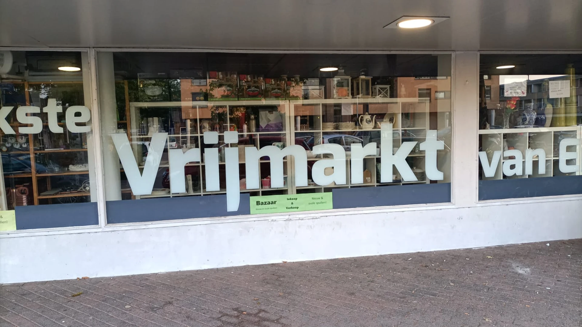 Kringloopwinkel Onze Kraam in Eindhoven met tweedehands boeken, huis- en inrichting en huishoudelijke apparaten