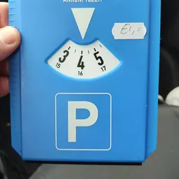 Blauwe parkeermeter met draaibare schijf, tot nu toe ingesteld op 4 uur.