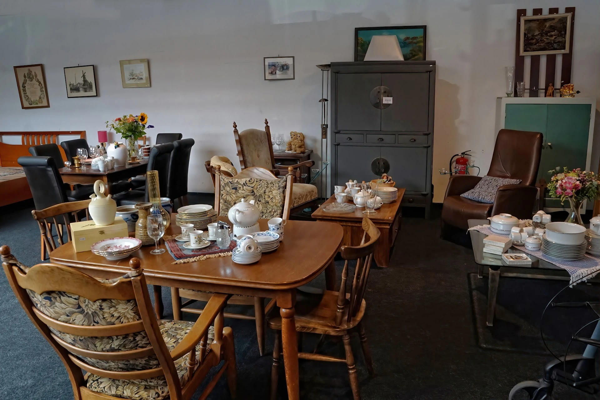 Kringloopwinkel Opa Jos in Venlo met tweedehands huis- en inrichting, meubels en vintage items