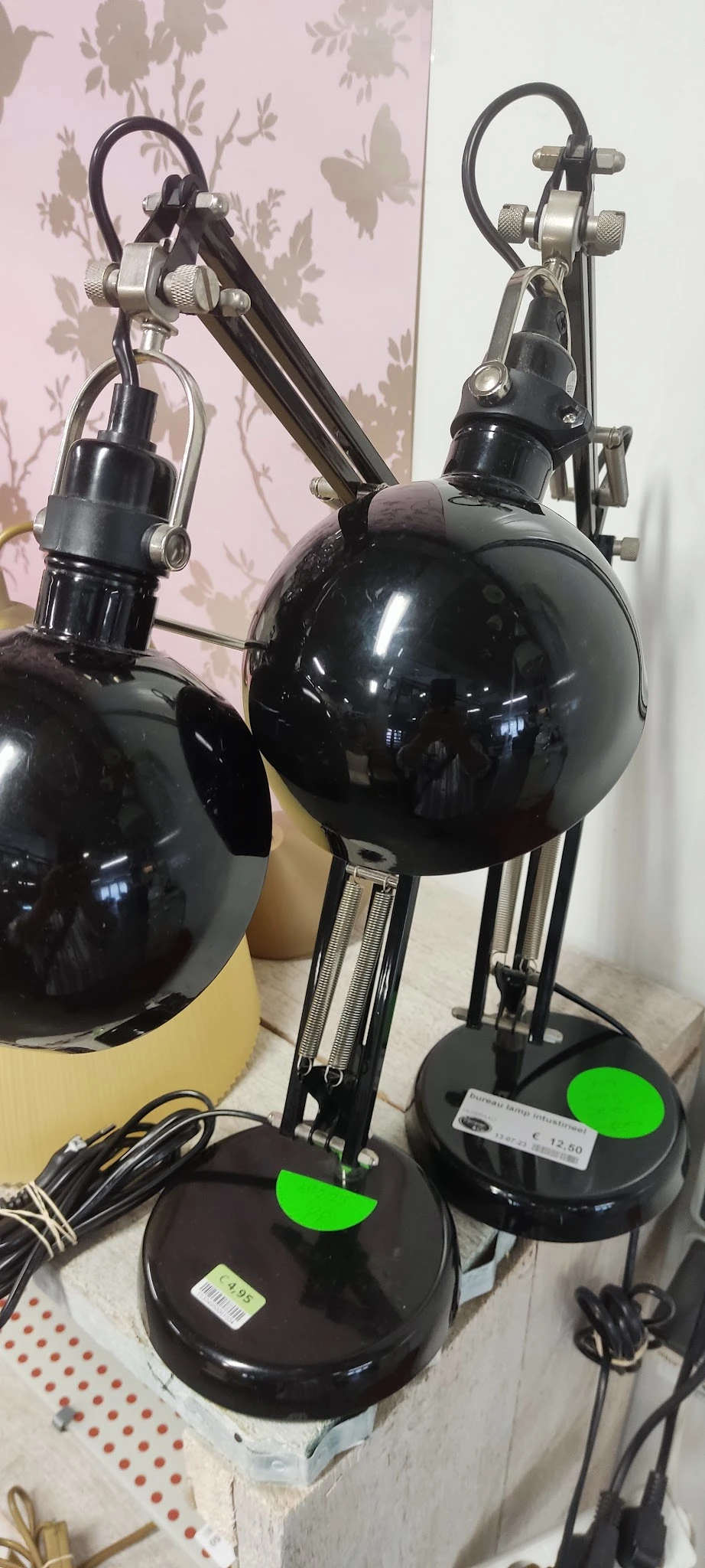 Close-up van twee zwarte bureaulampen met glanzende bollen en metalen voeten