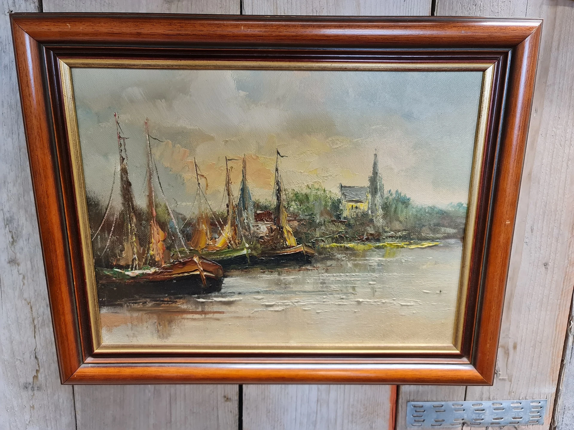 Geschilderd olieverfschilderij van zeilboten aan een rivier in houten lijst