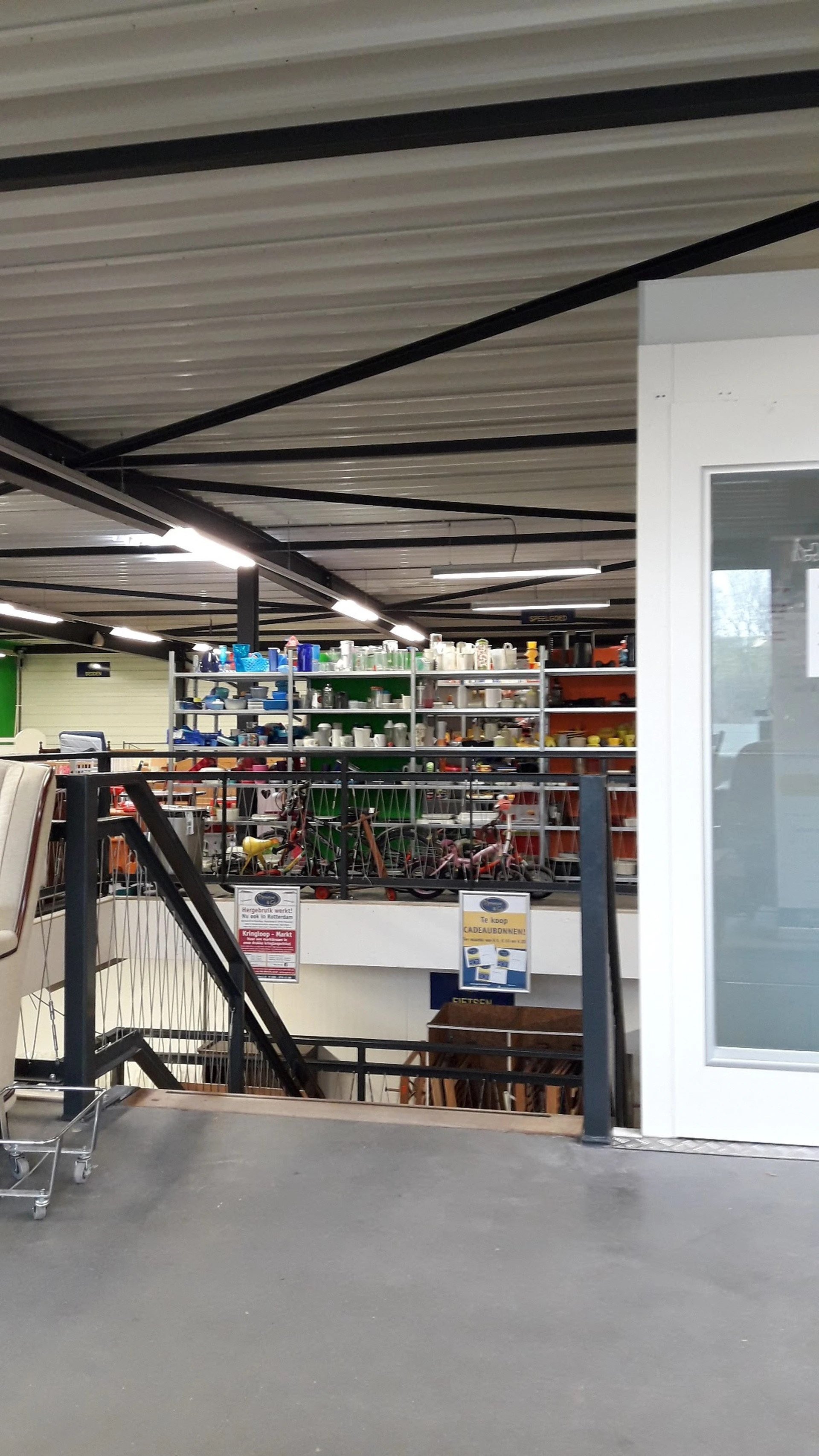 Kringloopwinkel Kringloopwinkel Opnieuw & Co Barendrecht in Barendrecht