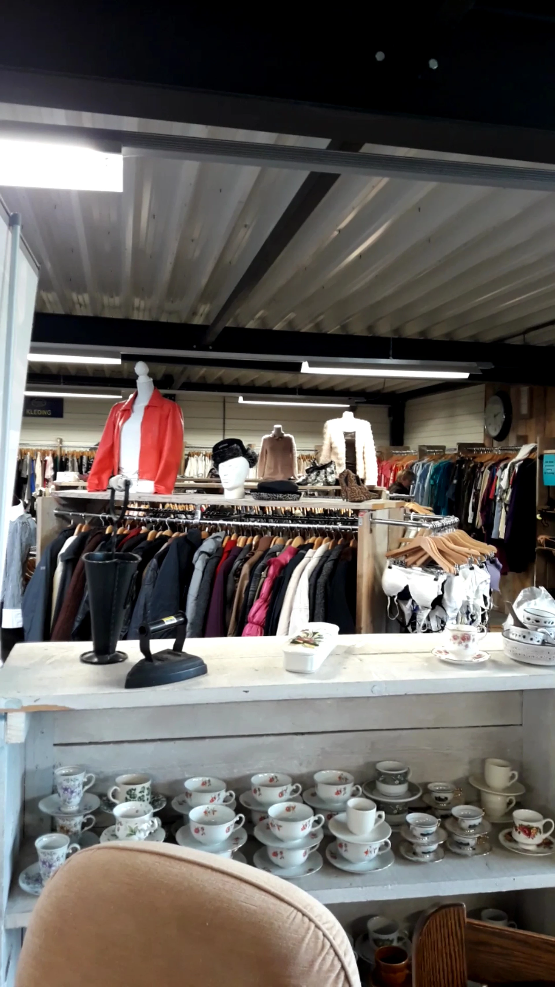 Kringloopwinkel Opnieuw & Co Barendrecht in Barendrecht met tweedehands boeken, huishoudelijke apparaten en kasten