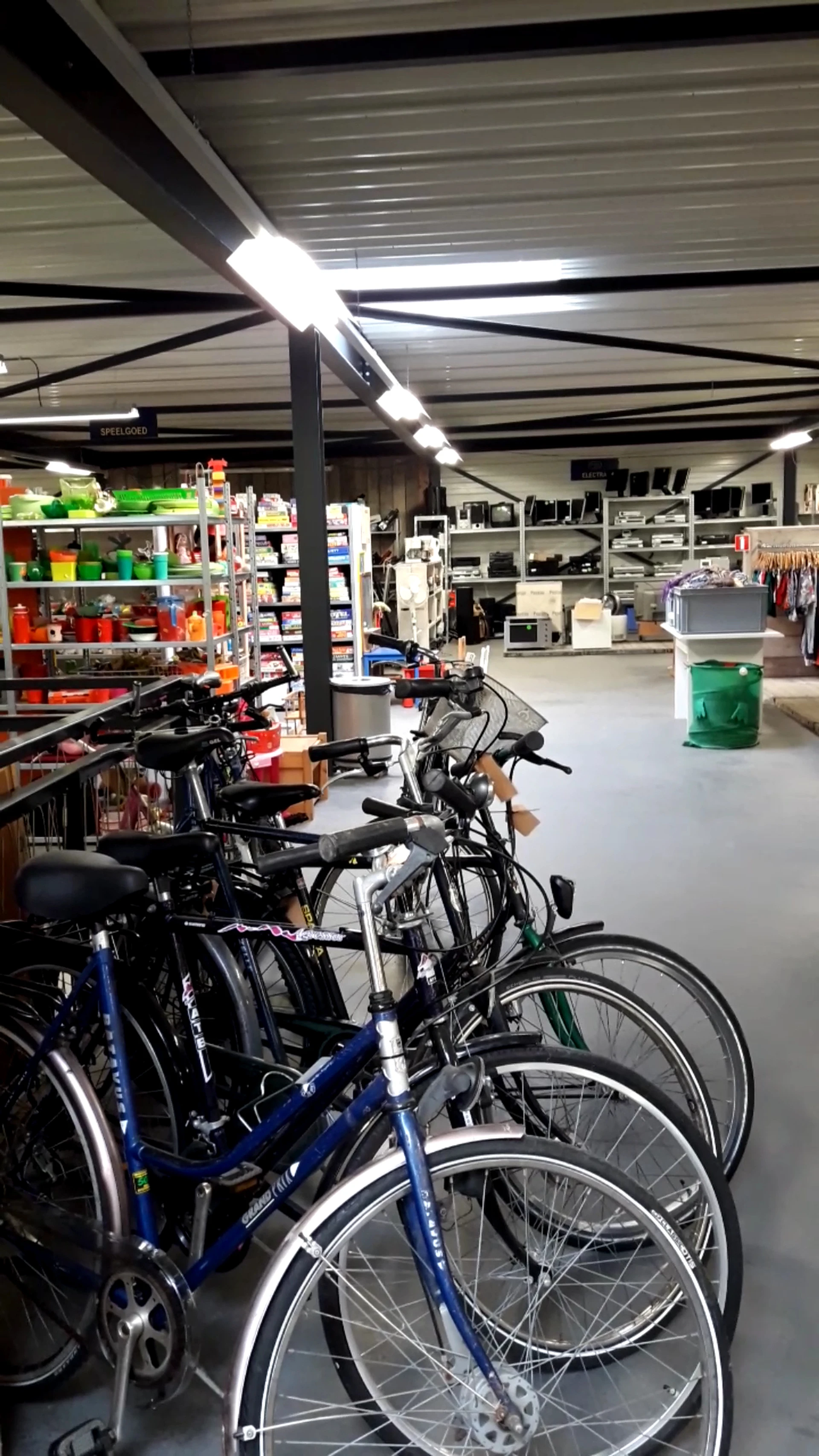 Kringloopwinkel Kringloopwinkel Opnieuw & Co Barendrecht in Barendrecht