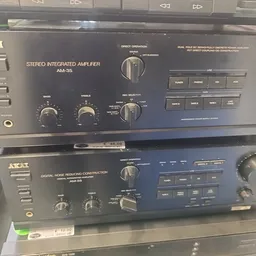 Twee gestapelde Akai stereo integrated amplifiers, modellen AM-35 en AM-85, elektronische audiocomponenten