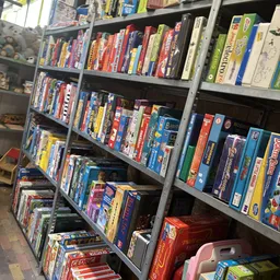 Stellingen met veel tweedehands bordspellen, kaartspellen en gezelschapsspellen in dozen