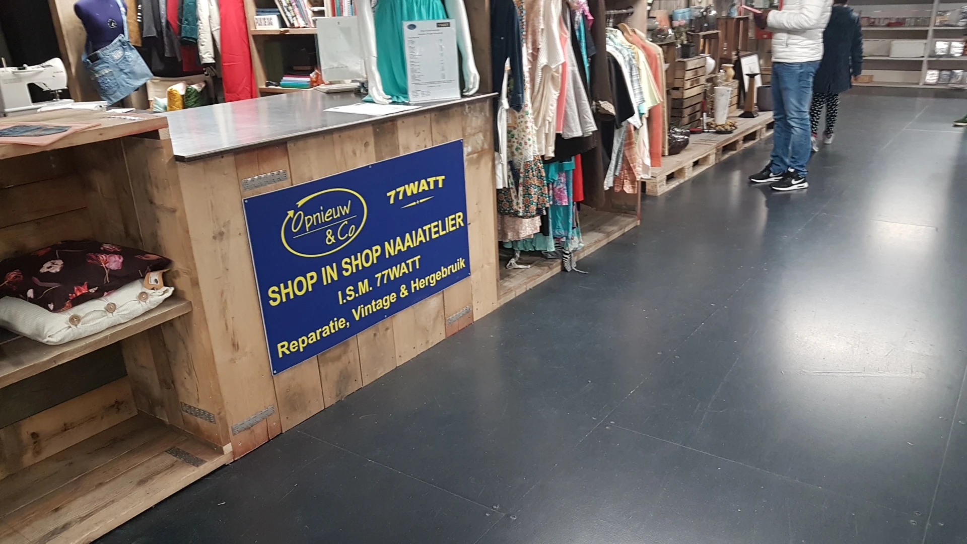 Kringloopwinkel Opnieuw & Co Dordrecht in Dordrecht met tweedehands boeken, cds en elektronica