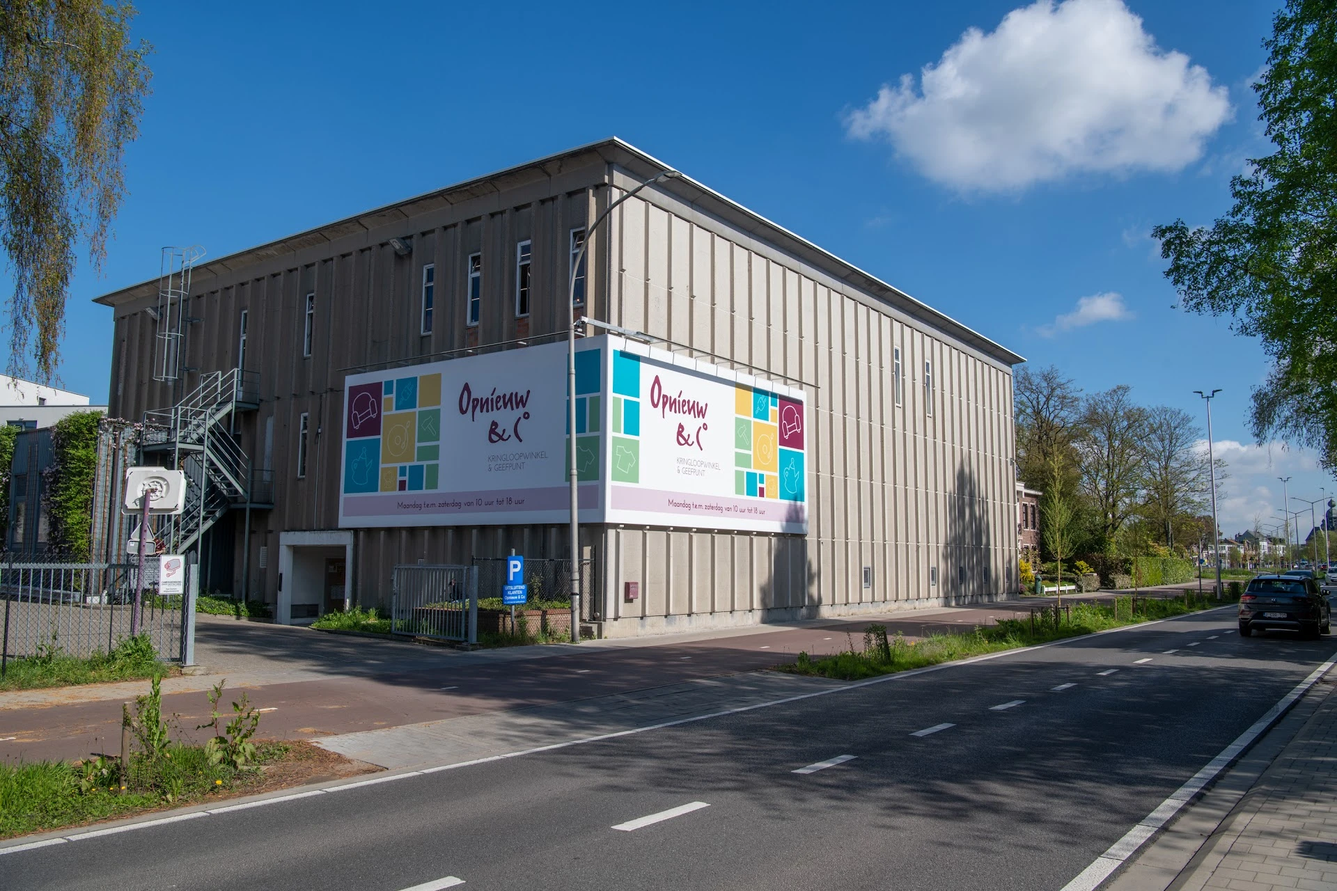 Kringloopwinkel Opnieuw & Co Duffel in Duffel