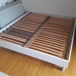 Tweepersoonsbed met lattenbodem in wit frame, twee delen zichtbaar