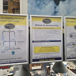 Informatieposters over textielwasserij en duurzaamheid van Opnieuw & Co