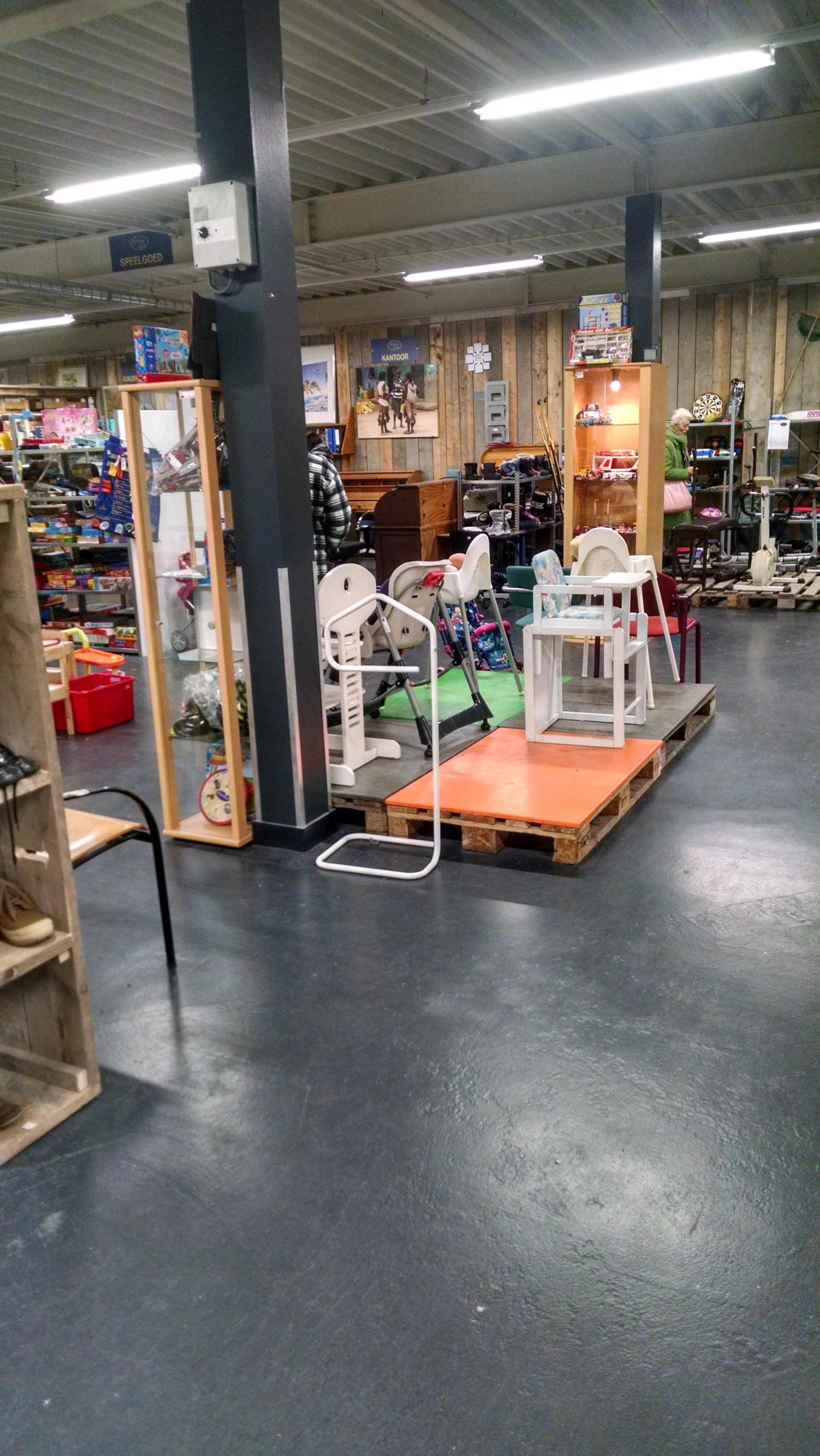 Kringloopwinkel Opnieuw & Co Papendrecht in Papendrecht met tweedehands boeken, cd's en kleding