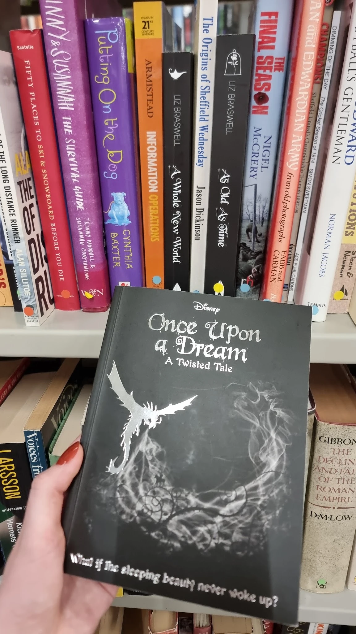 Disney boek 'Once Upon a Dream - A Twisted Tale' in close-up, met boekenrek op achtergrond