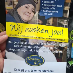 Flyer met tekst 'Wij zoeken jou!' voor vacatureoproep bij kringloopwinkel