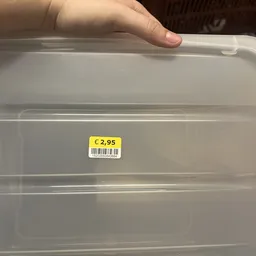 Gele prijssticker met €2,95 op plastic oppervlak