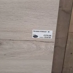 Prijssticker op houten oppervlak voor 'Etna wand/vitrinekast MK' voor €279,95