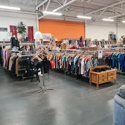 Bezoeker foto van Kringloopwinkel Opnieuw & Co Zwijndrecht in Zwijndrecht