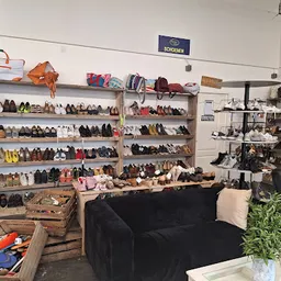 Bezoeker foto van Kringloopwinkel Opnieuw & Co Zwijndrecht in Zwijndrecht