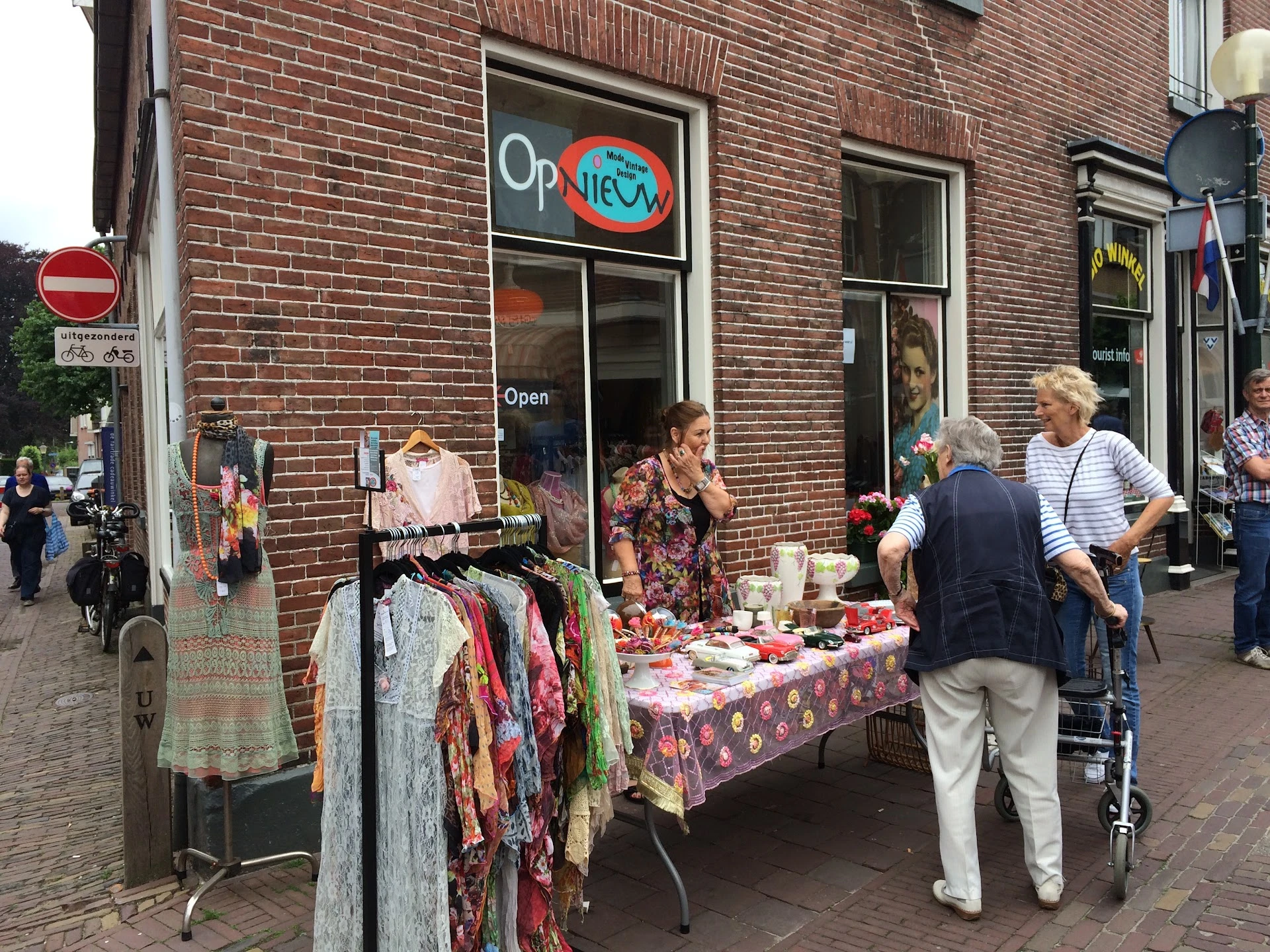 Kringloopwinkel Kringloopwinkel Opnieuw Vintage, Vinyl & Design in Delden