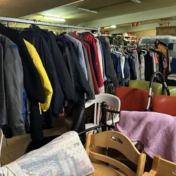 Rekken met tweedehands jassen, jacks en winterkleding in verschillende kleuren