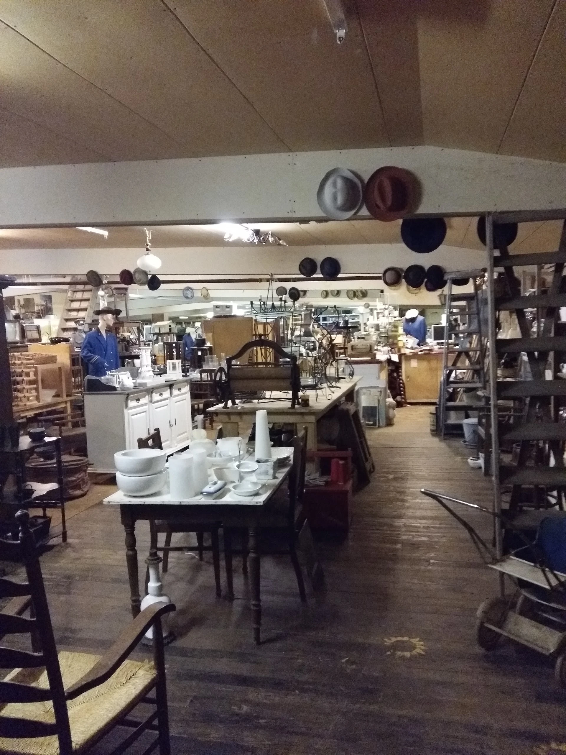 Ot en Sien Kringloop in Oudewater met tweedehands keukengerei en meubels