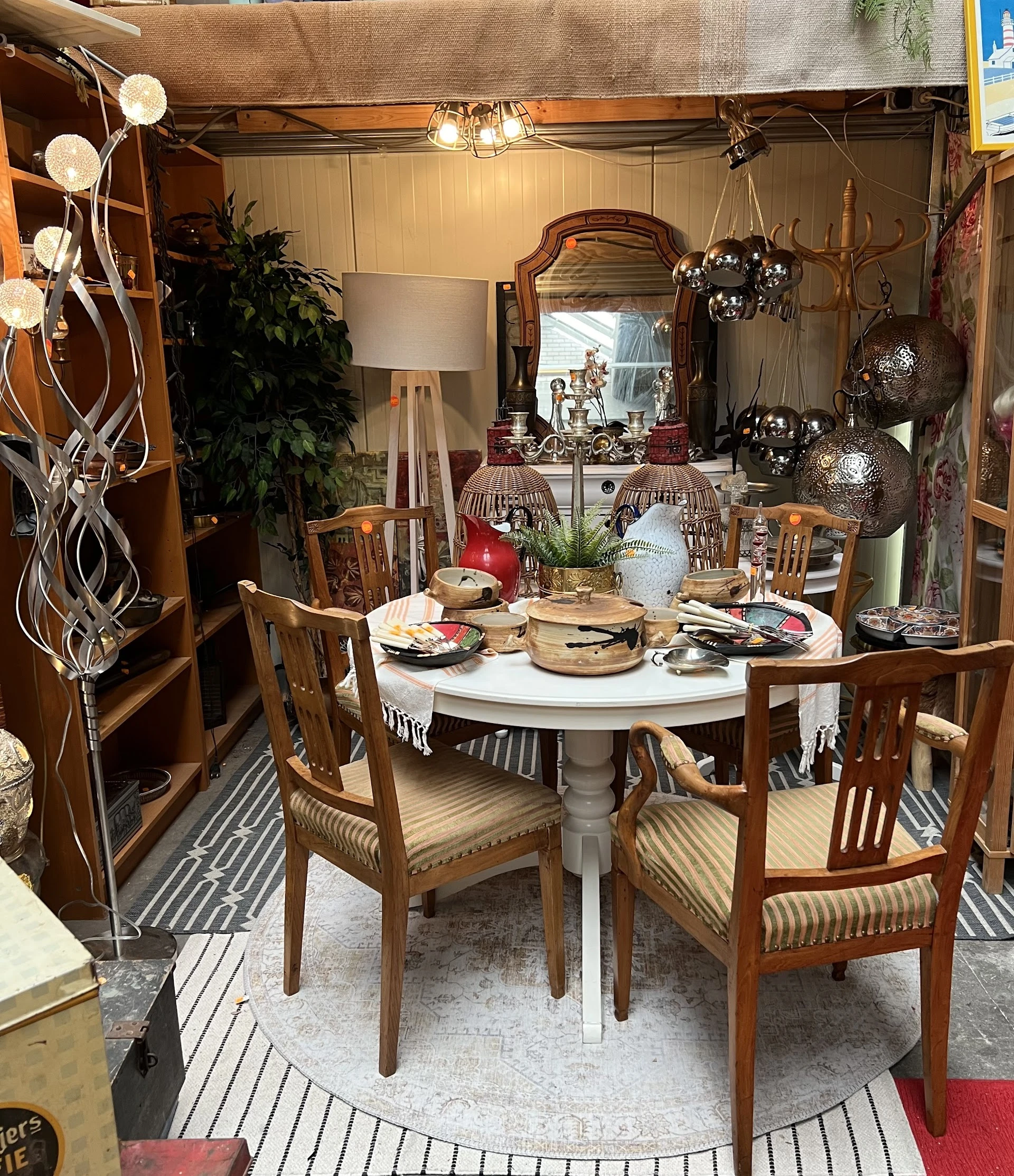 Kringloopwinkel Oud Nieuws in Amersfoort met tweedehands antieke meubels, boeken en elektronische apparaten